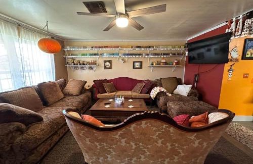 Lawton Casa | EZ 1 mile to Fort Sill! Pumpkin Cottage sleeps 9, grills, firepit, laundry