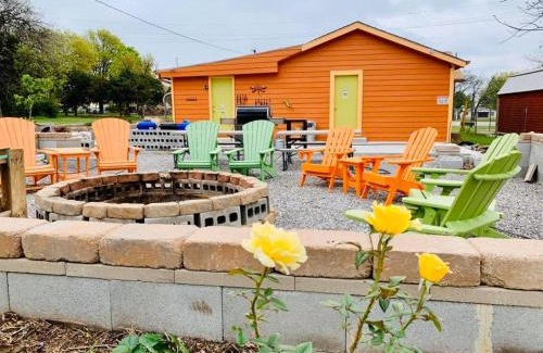 Lawton Casa | EZ 1 mile to Fort Sill! Pumpkin Cottage sleeps 9, grills, firepit, laundry