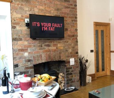 Barry Casa | F1 MAISON 108 - LARGE Holiday Home - Kitchen - Street FREE PARKING, NETFLIX - Fast WiFi - DVD's - Welcome Tray Fresh Milk - Meters from Gavin n Stacey Film House