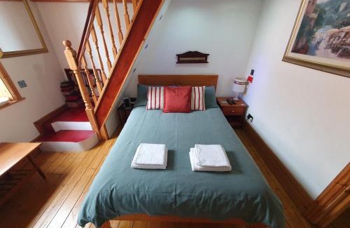 Barry Casa | F1 MAISON 108 - LARGE Holiday Home - Kitchen - Street FREE PARKING, NETFLIX - Fast WiFi - DVD's - Welcome Tray Fresh Milk - Meters from Gavin n Stacey Film House