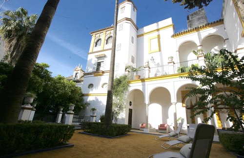 Santa Cruz Villa | FAB CHATEAU BEHIND CATHEDRAL ENTIRELY PROPERTY & GARDEN AND POOL
