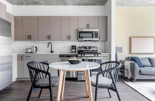 Killgubbin Apartamento | Fab River North 1BR w/ Sky Terrace, Yoga Studio & Grills, by Blueground
