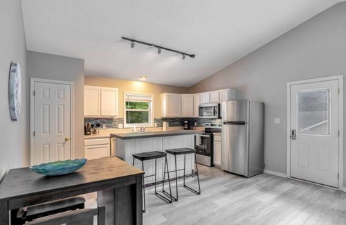 Royal Pines Casa | Fab South Asheville Townhome Hot Tub Pet Friendly