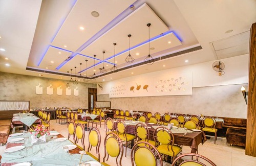 Rau Hotel | FabHotel Bee Town