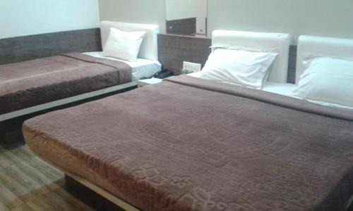 Rau Hotel | FabHotel Bee Town