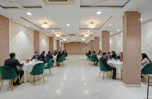 Bhopal Hotel | FabHotel Paras Palace - Sant haridas railway station
