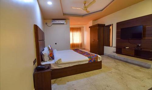 Sualkuchi Hotel | FabHotel RR Suites Guwahati