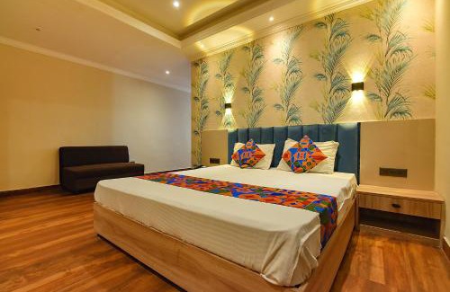 Kolkata Hotel | FabHotel Seventy Seven
