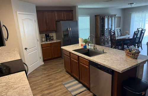 Green Cove Springs Casa | Fabulous 4-bedroom house in Green Cove Springs & Community Pool in Magnola