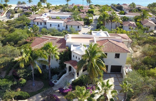 Buzzards Casa | Fabulosa y espaciosa villa con vista al mar con golf, piscina y comodidades