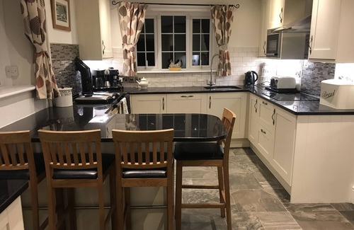 Staple Fitzpaine Otro | Fabulous Large Country House - Private Hot Tub