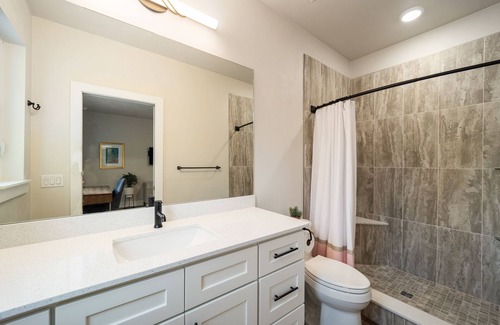 Haile Plantation Apartamento | Fabulous new 3/3 Flat w/ private baths in the heart of the Haile Village Center!