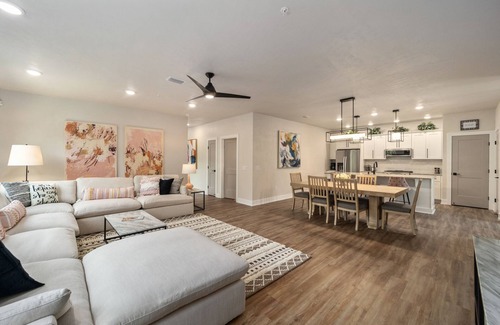 Haile Plantation Apartamento | Fabulous new 3/3 Flat w/ private baths in the heart of the Haile Village Center!