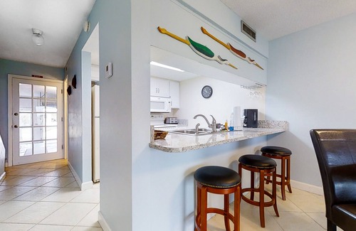 Flagler Beach Condominio | Fabulous oceanfront find in Flagler Beach w/shared pool, WiFi, central AC, W/D