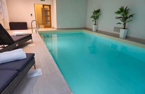 Hadnall Casa | Fabulous Retreat sleeps 14 with Pool and Sauna Pass the Keys
