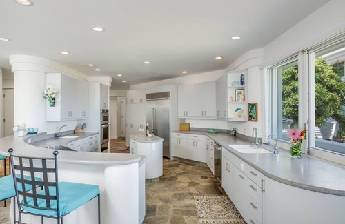 Kailua-Kona Casa | Fabulous Waterfront Modern Home on the Keiki Beach, Walking Distance to Town