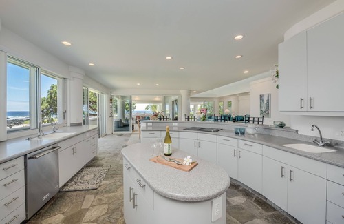 Kailua-Kona Casa | Fabulous Waterfront Modern Home on the Keiki Beach, Walking Distance to Town