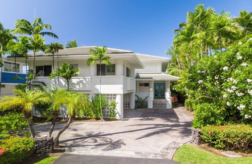 Kailua-Kona Casa | Fabulous Waterfront Modern Home on the Keiki Beach, Walking Distance to Town