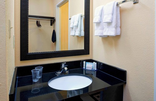 New Paris Hotel | Fairfield Inn by Marriott Richmond