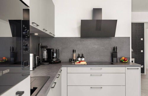 Bielefeld Apartamento | Fairmieten: Moderne Suite mit Balkon und Parkplatz
