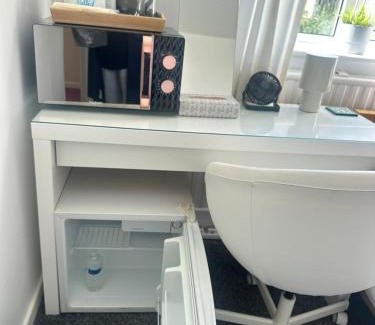 Bradford Casa | fAiRy DeLL Guesthouse, with cozy lockable rooms, tv, tea tray with choccies, free wifi and parking, 24hr check in, COA, all are welcome