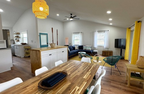 Bridgman Casa | Fall 2 nt min Dog-friendly home 40lb limit -near Lake Michigan pool hot tub