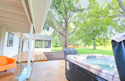 Bridgman Casa | Fall 2 nt min Dog-friendly home 40lb limit -near Lake Michigan pool hot tub
