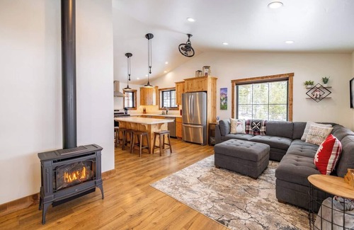 Georgetown Cabina | Fall at Georgetown Lake; Views & Mountains