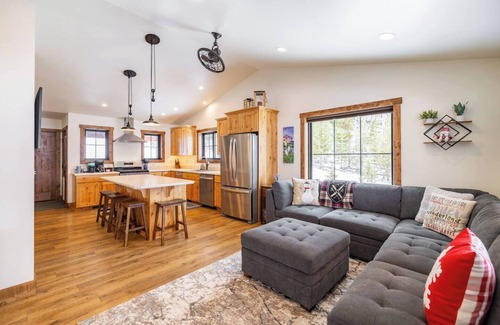 Georgetown Cabina | Fall at Georgetown Lake; Views & Mountains