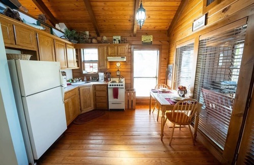 Eureka Springs Cabina | The Grand View, Heart Shaped Tub at Red Bud Valley