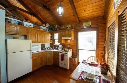 Eureka Springs Cabina | The Grand View, Heart Shaped Tub at Red Bud Valley