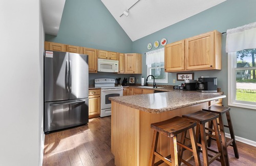 Paw Paw Lake Casa | Fall Colors, Lake Front, Hot Tub, Game Room, Kayak/SUPs, Firepit, Pet Friendly