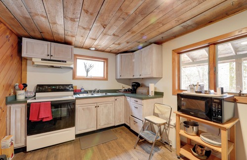 Remsen Cabina | Fall Festival Retreat: Cabin w/ Deck & Yard!