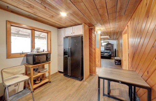 Remsen Cabina | Fall Festival Retreat: Cabin w/ Deck & Yard!