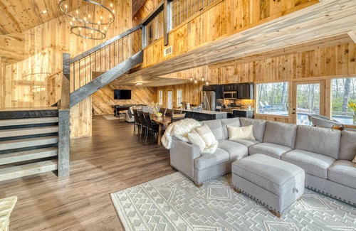 Unaka Cabina | Fall Foliage Views, Heated Pool, Outdoor Kitchen & Fireside Mountain Nights