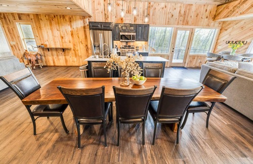 Unaka Cabina | Fall Foliage Views, Heated Pool, Outdoor Kitchen & Fireside Mountain Nights