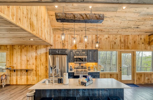 Unaka Cabina | Fall Foliage Views, Heated Pool, Outdoor Kitchen & Fireside Mountain Nights