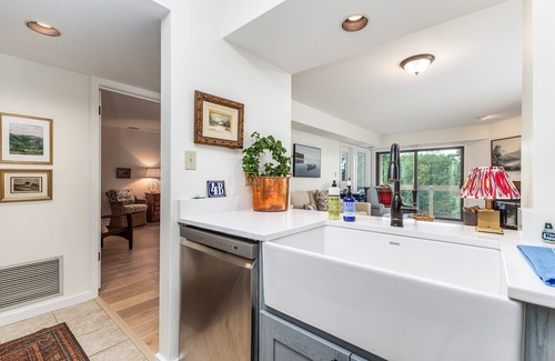 The Galena Territory Condominio | Fall into Lake Views! King Bed, Screened Porch & Fireplace – Guest Favorites!