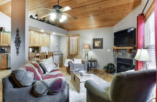 Reeds Spring Cabina | Fall is here! Come stay with us!Two master king suites. Gated golf community.