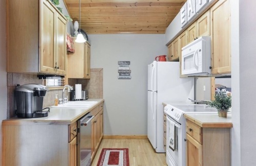 Reeds Spring Cabina | Fall is here! Come stay with us!Two master king suites. Gated golf community.