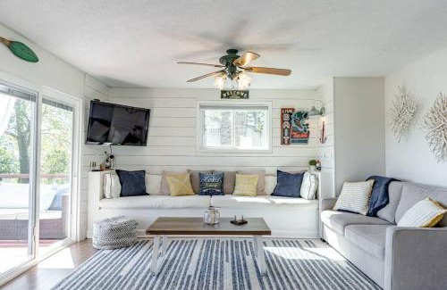 Falls of Rough Casa | Fall Lakefront Escape-Fire Pits, Hunting, Hiking & Private Master Suite