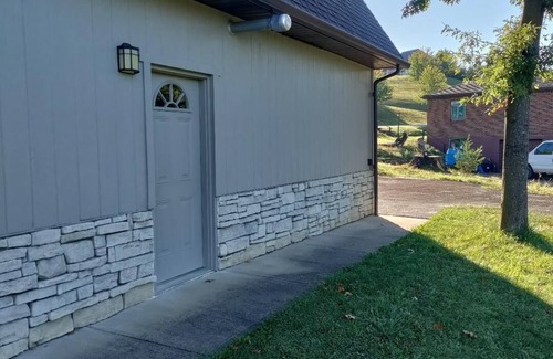 Van Voorhis Apartamento | Fallowfield Township: One BR Executive apartment for rent, fully furnished.