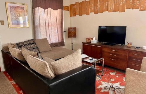 Downtown Niagara Falls Casa | Falls Retreat - Walk to the Falls, the Casino and all Downtown Restaurants - Across from the Aquarium