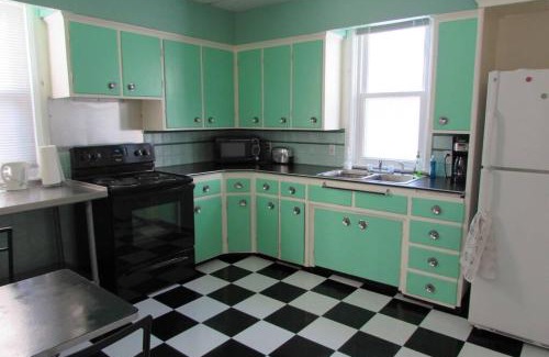 Downtown Niagara Falls Casa | Falls Retreat - Walk to the Falls, the Casino and all Downtown Restaurants - Across from the Aquarium