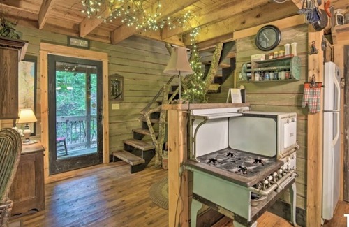 Chatsworth Cabina | Falls View Cabin at Dennis Mill on designated trout stream.