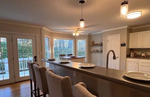 Royal Pines Casa | Family and friends forest getaway close to DT