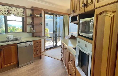 Lake Cathie Casa | Family and pet friendly home close to beach, lake, shops and town centre.