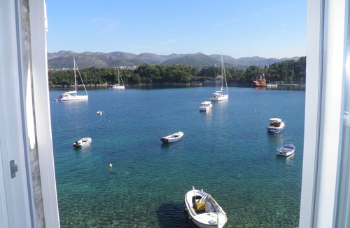 Kolocep Island Apartamento | Apartamento familiar rodeado de antiguas murallas, a dos metros del mar