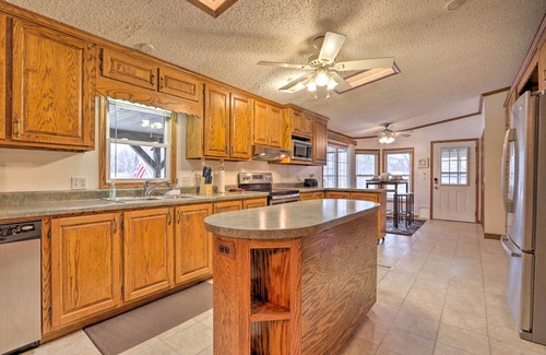 Lebanon Apartamento | Family Apartment w/ Fireplace & Front Porch!