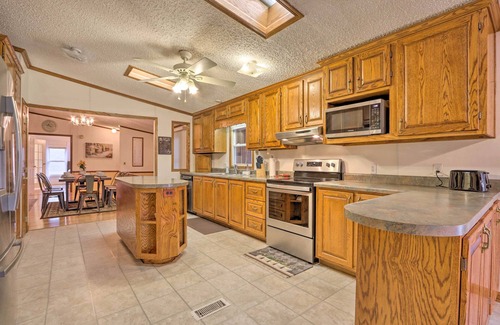 Lebanon Apartamento | Family Apartment w/ Fireplace & Front Porch!